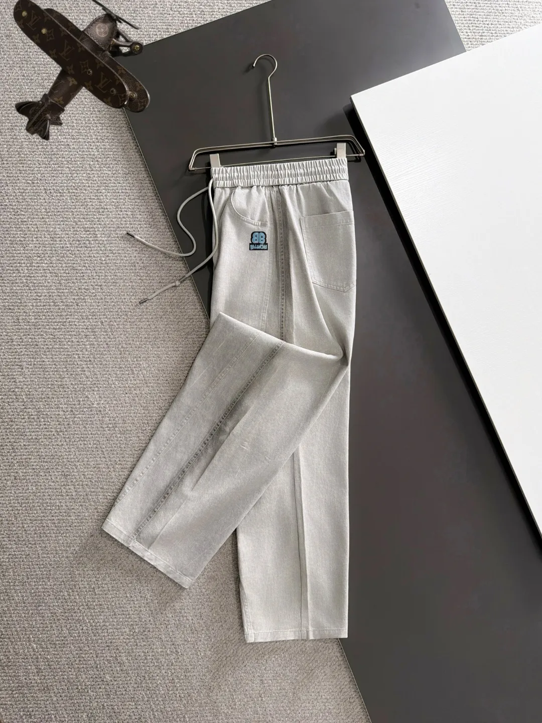 Next day shipment P195 Balenciaga High Quality 2026 Autumn and Winter New Arrival elastic band casual pants, counter-customized fabrics, Breathable, high comfort, impeccable details, brand element design concept, reflecting high quality. It feels delicate and soft! It presents a casual cut and the upper body shape is great! Sizes:S-3XL